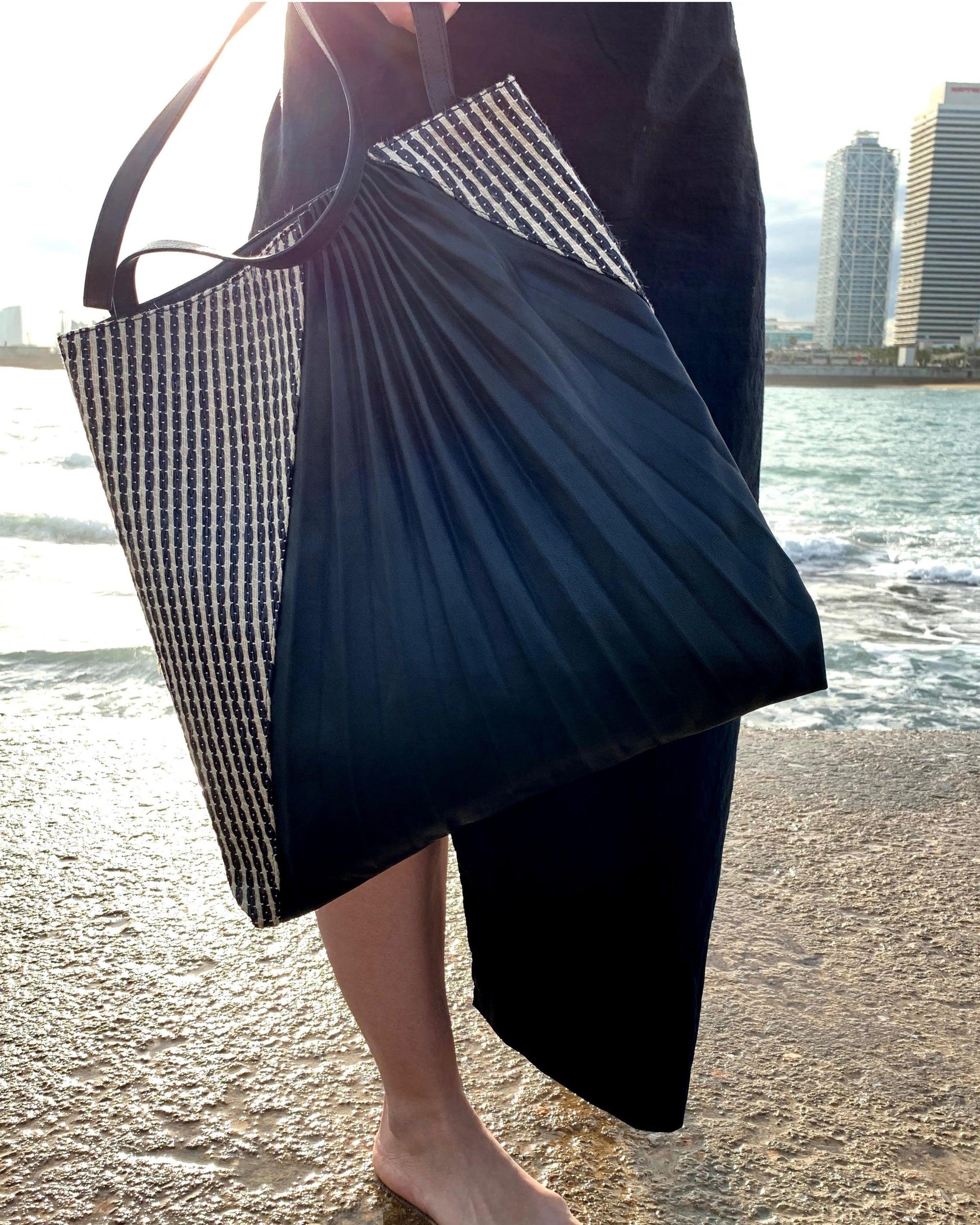 Chiaroscuro Weekend Tote bag in Black Lambskin/Raffia - Sabrina Zeng