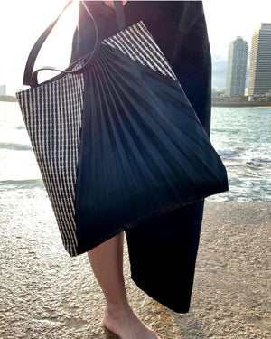 Chiaroscuro Weekend Tote bag in Black Lambskin/Raffia - Sabrina Zeng